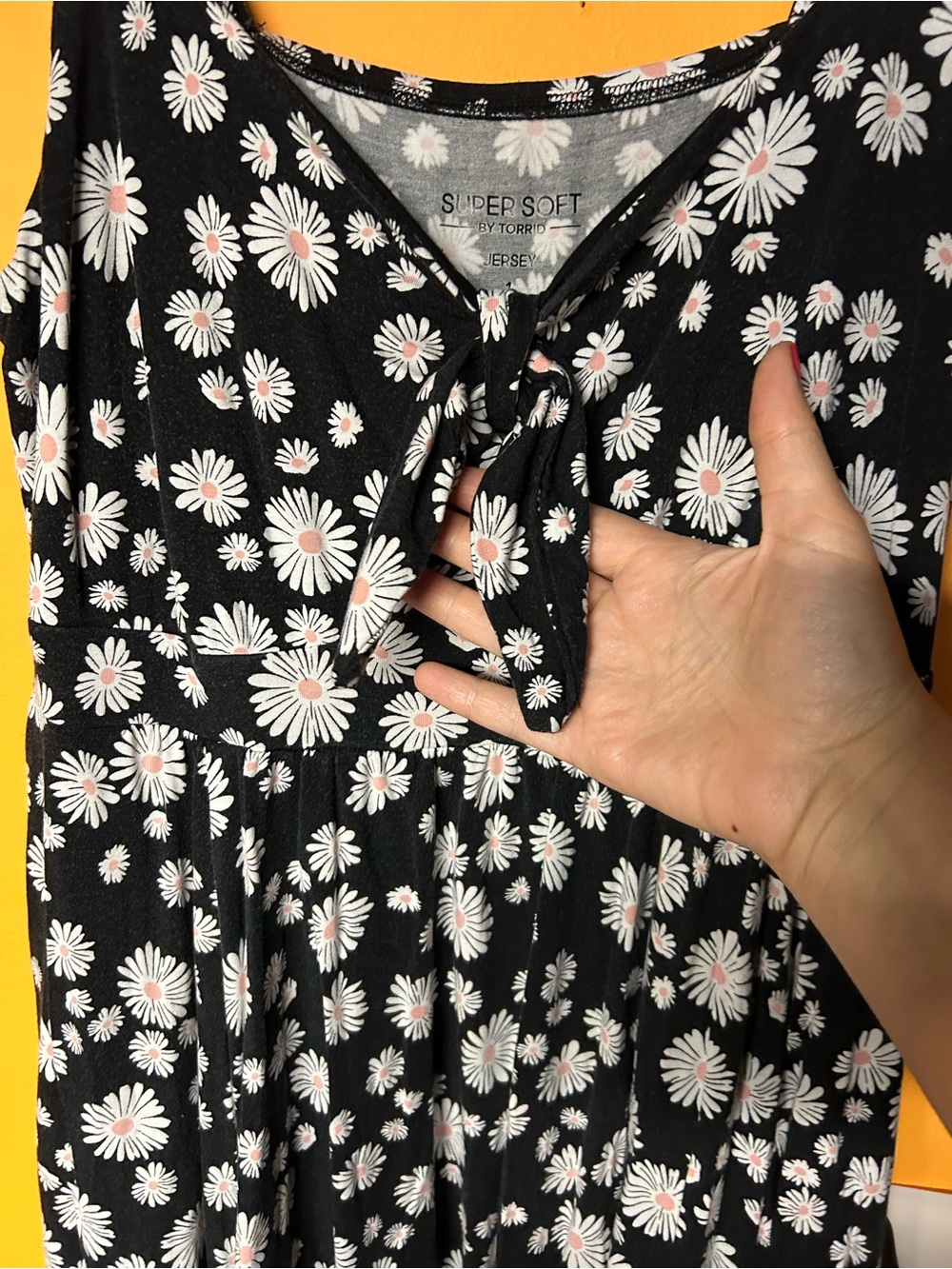 torrid Black Daisy Tie-Front Dress with White and Pink Floral Print size 1 - Picture 5 of 6